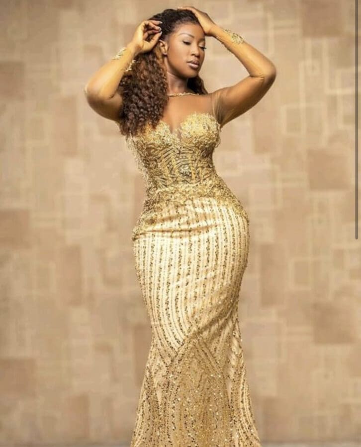 Lactrice Kadhy Tour Dans Une Sublime Robe Avec Une Silhouette De R Ve