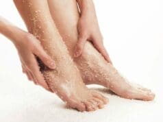 Comment garder des pieds tout doux cet été? Gommage pour les pieds