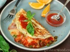 Omelette pizza au jambon délicieux Omelette pizza