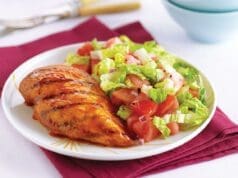 Poulet grillé accompagné d’une salade de melon et de tomates poulet grillé accompagné salade de melon