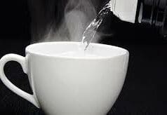 Boire de l’eau chaude : avantages et bienfaits