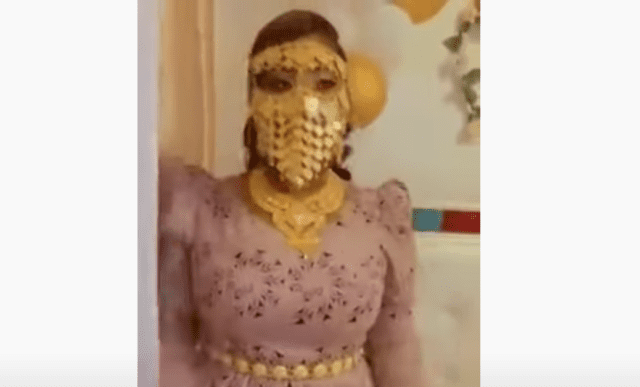 Amina Saleh masque en or