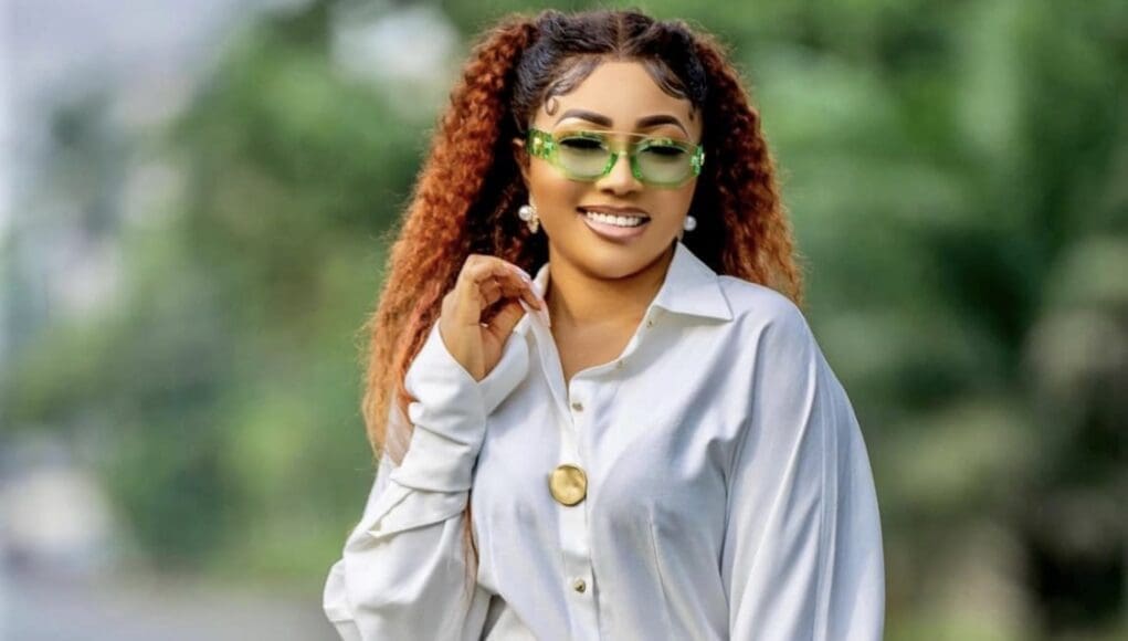 La Ravissante Actrice Camerounaise Syndy Emade En Mode Mini Jupe la-ravissante-actrice-camerounaise-syndy-emade-en-mode-mini-jupe