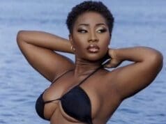 Le maillot de bain de la sublime Ivoirienne Carmen Sama suscite beaucoup de commentaires et d’attention.