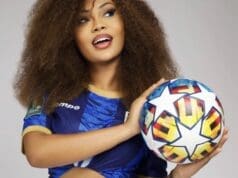 La sublime actrice Marie Paule sexy en maillot et mini jupe