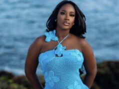 Maguette Fall, Ravissante Actrice de ‘Karma’, Sublime en Robe Tricotée au Bord de la Mer (Photos)