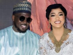 Photo : Aicha radieuse avec son mari et leurs invités pour le baptême de leur enfant